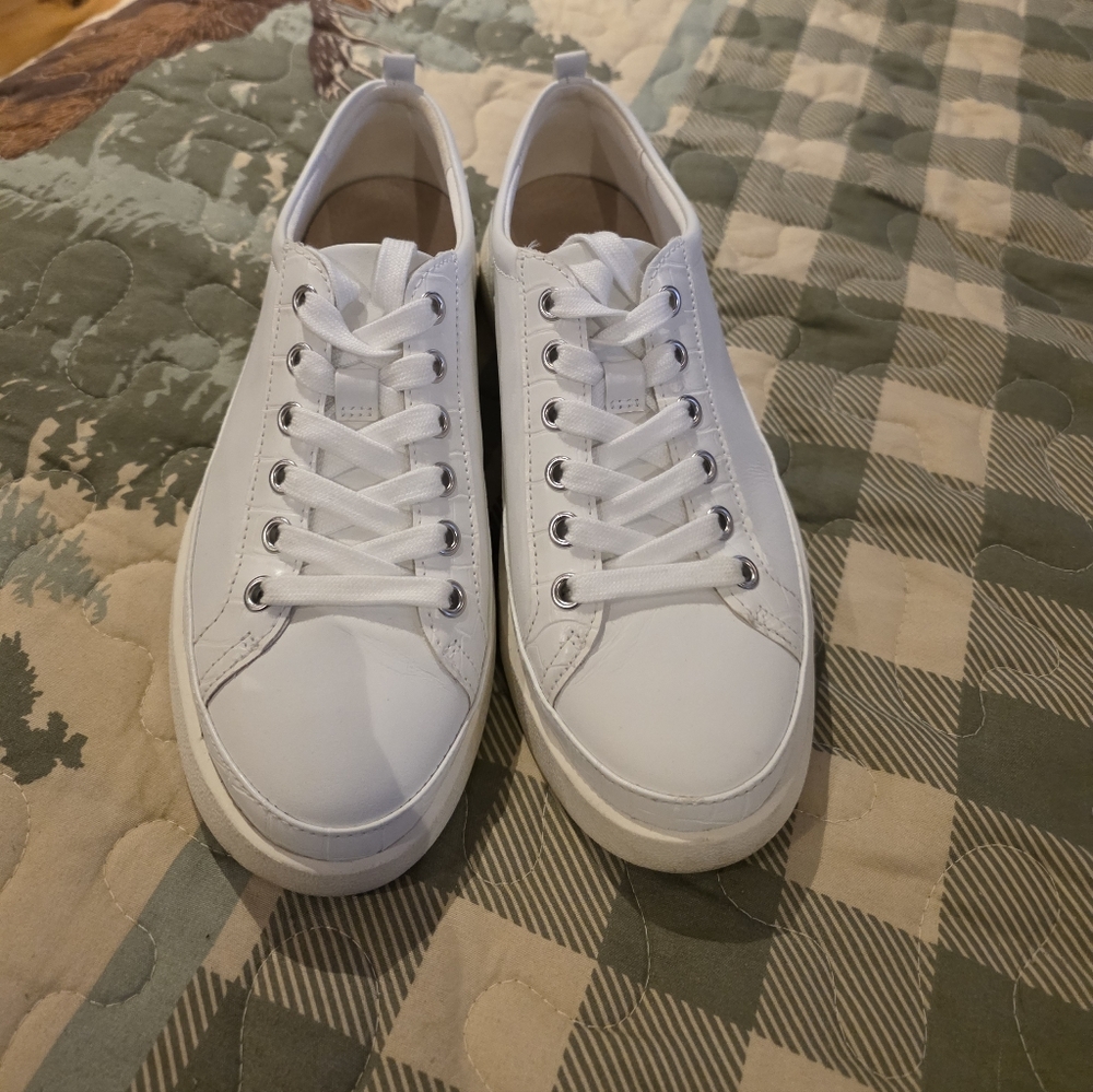 Vionic  Winney White Low-Top Lace Sneakers